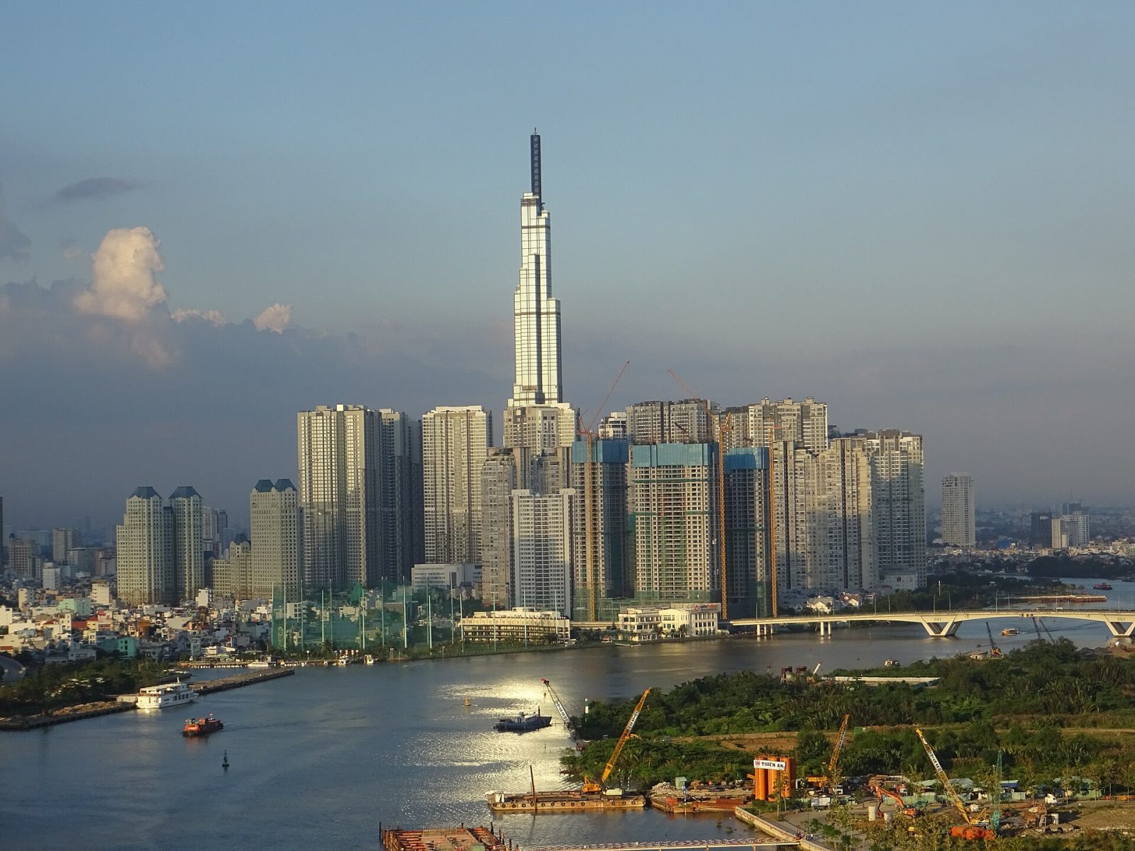 Landmark 81 & Bến Bạch Đằng Sông Sài Gòn