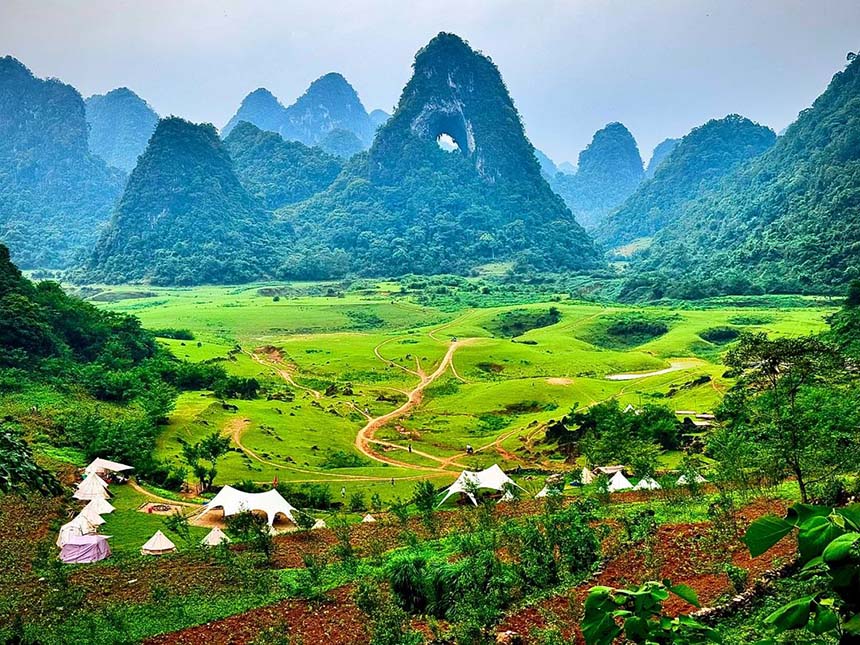 Hồ Thang Hen & Núi Mắt Thần (Núi Thủng)